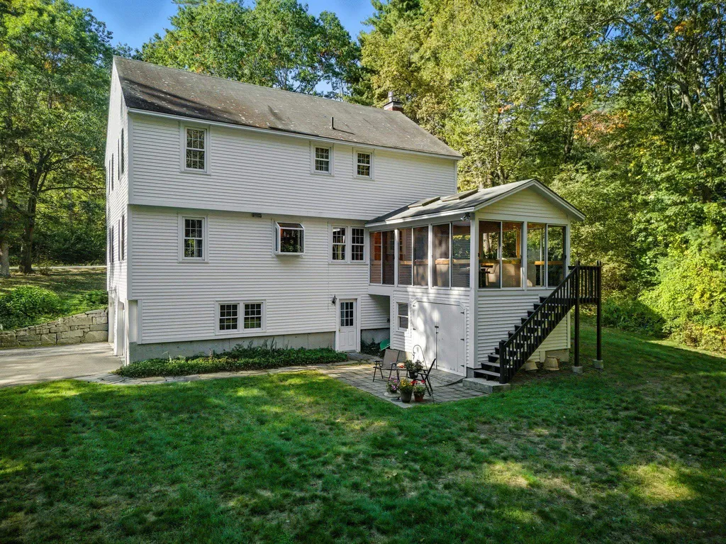 16 Williamsburg Drive Amherst NH 03031