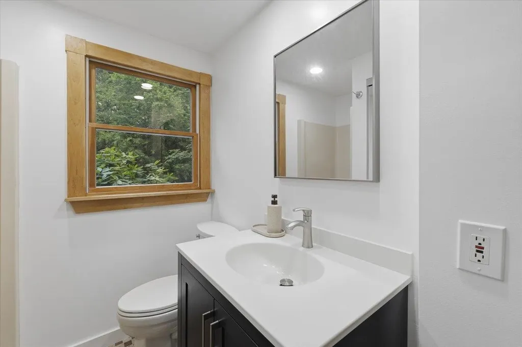 16 Lakeview Way Auburn NH 03032