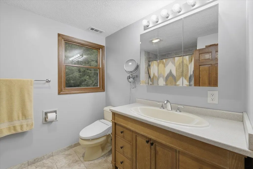 16 Lakeview Way Auburn NH 03032