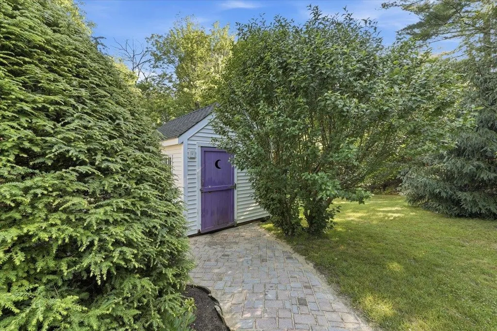 16 Lakeview Way Auburn NH 03032