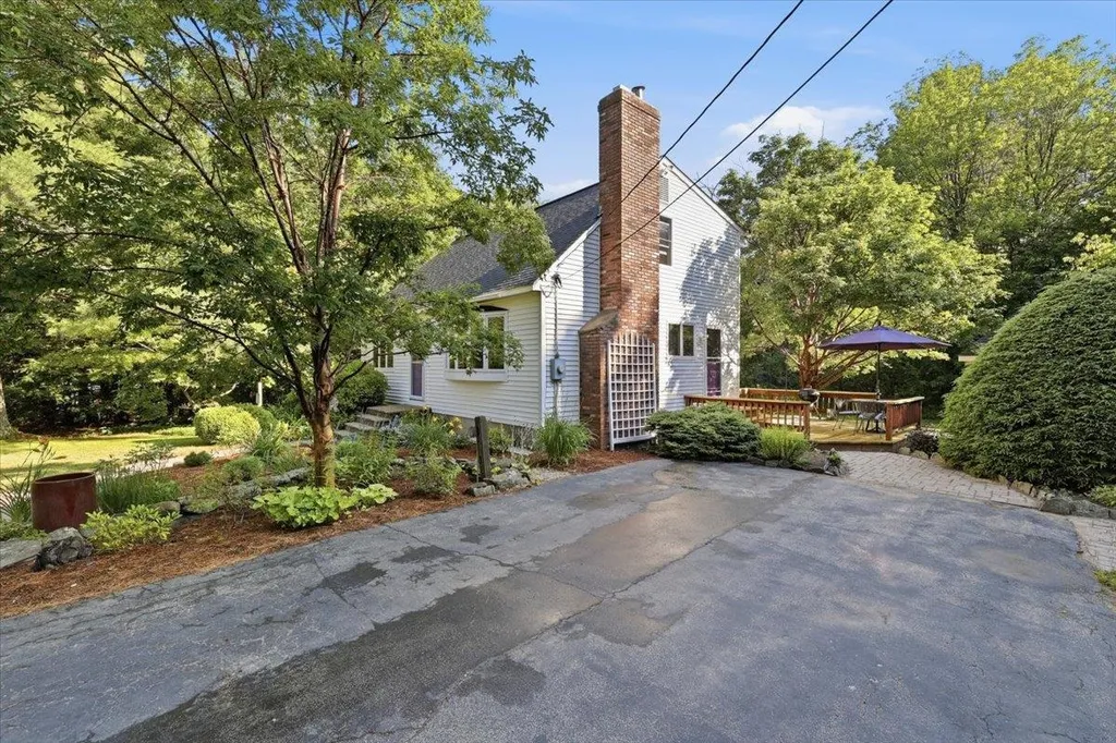 16 Lakeview Way Auburn NH 03032