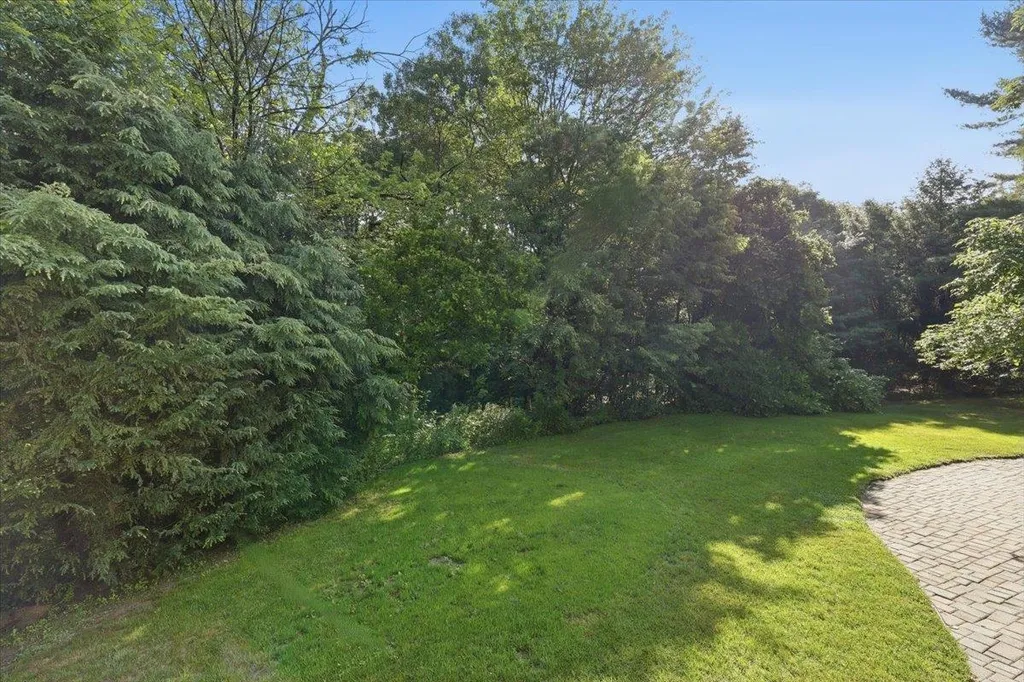 16 Lakeview Way Auburn NH 03032