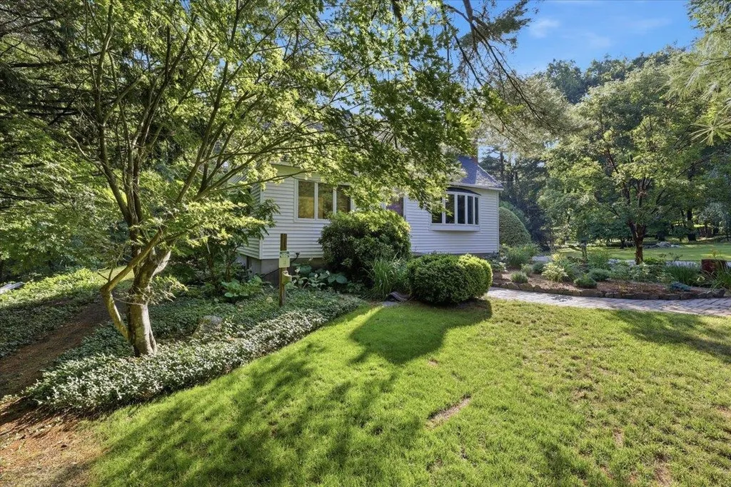 16 Lakeview Way Auburn NH 03032