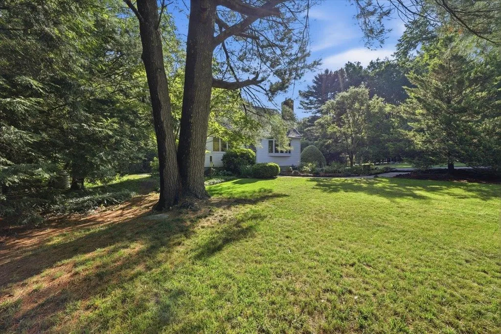 16 Lakeview Way Auburn NH 03032