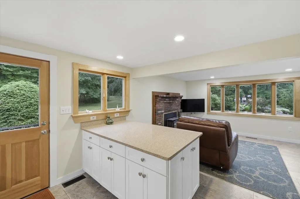 16 Lakeview Way Auburn NH 03032