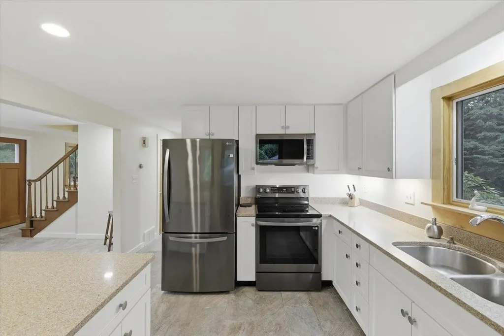 16 Lakeview Way Auburn NH 03032