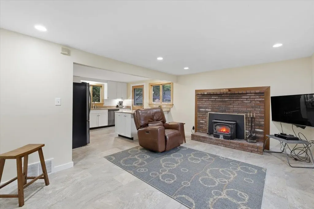 16 Lakeview Way Auburn NH 03032