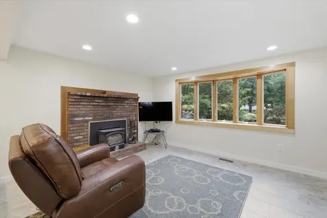 16 Lakeview Way Auburn NH 03032