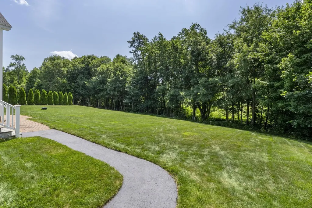 9 Rae Brook Road Hooksett NH 03106