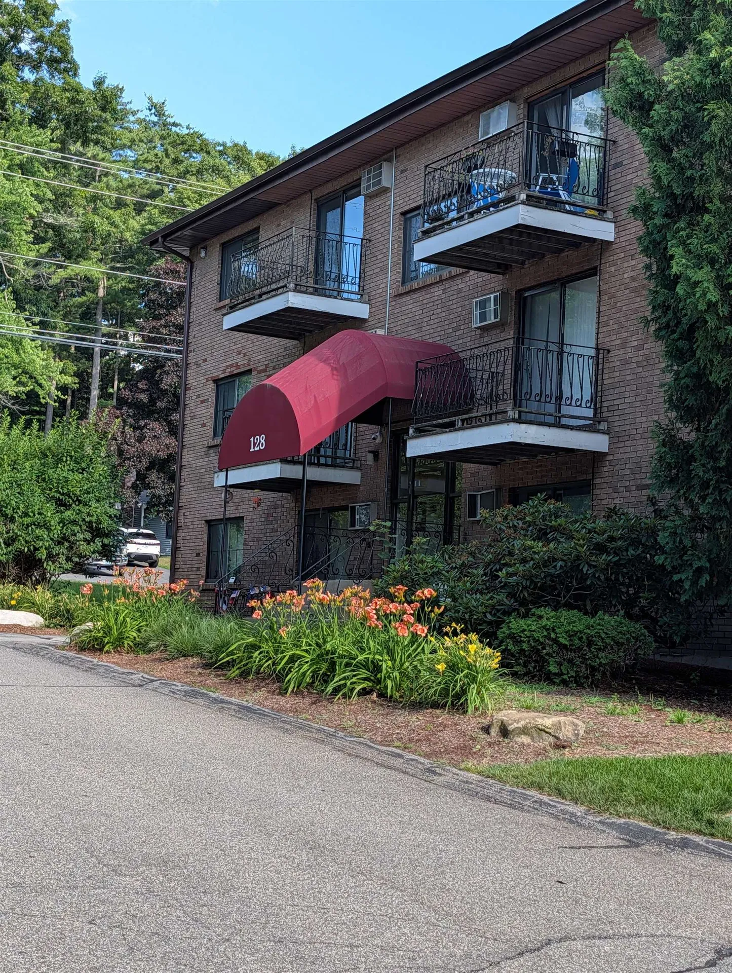 128 Mammoth Road Hooksett NH 03106