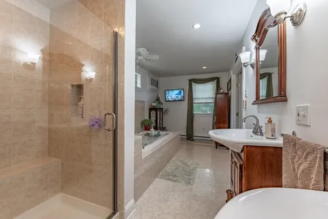 25 Charleston Avenue Londonderry NH 03053-3533