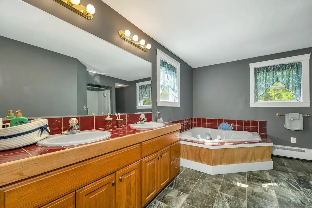 40 Friar Tuck Way Wolfeboro NH 03894