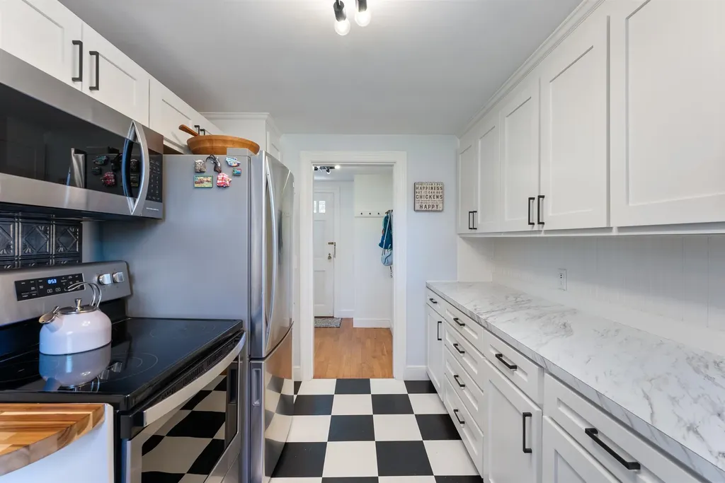 10 Old Amesbury Road Kensington NH 03833