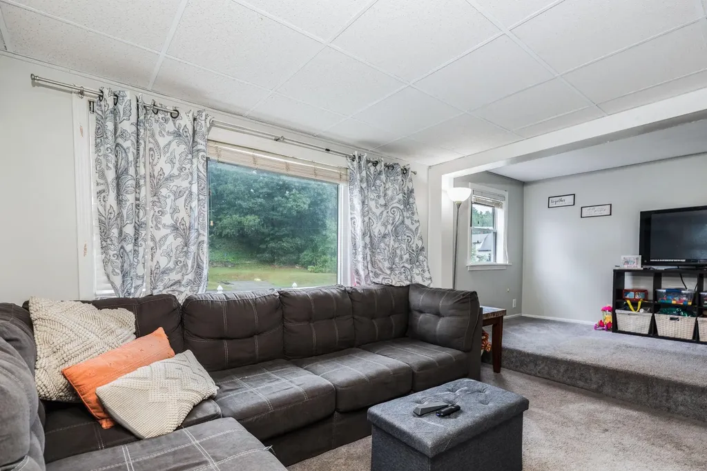 18 Brook Street Derry NH 03038