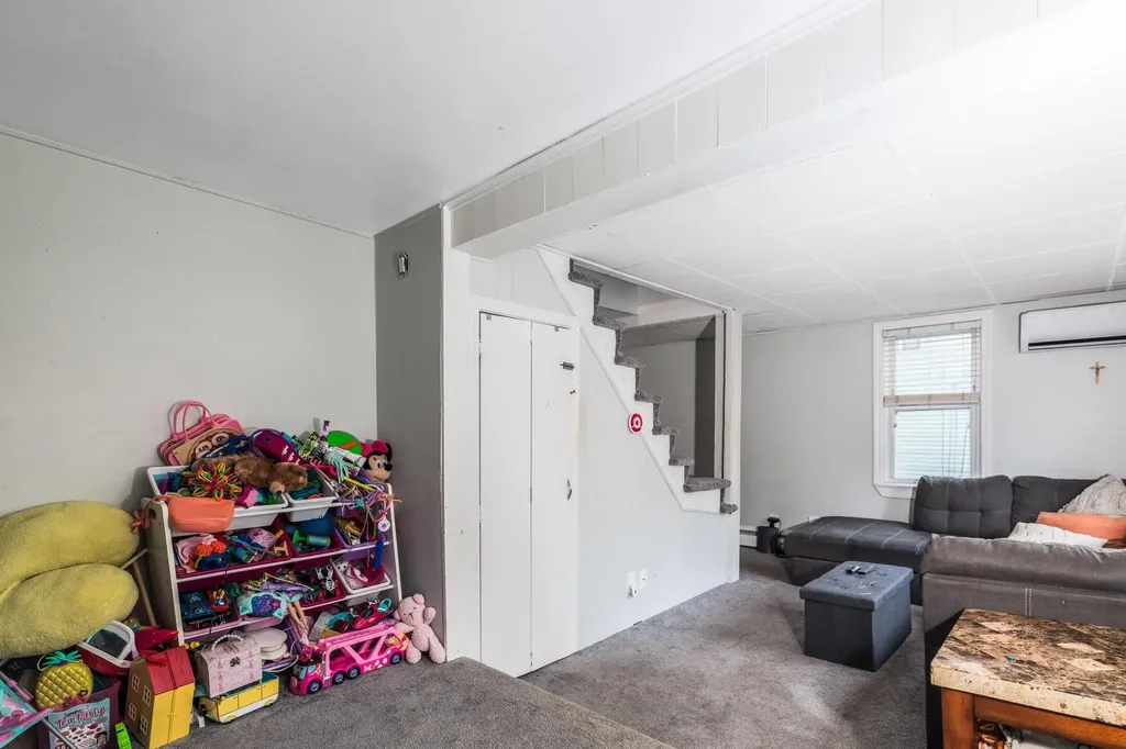 18 Brook Street Derry NH 03038