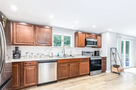18 Brook Street Derry NH 03038
