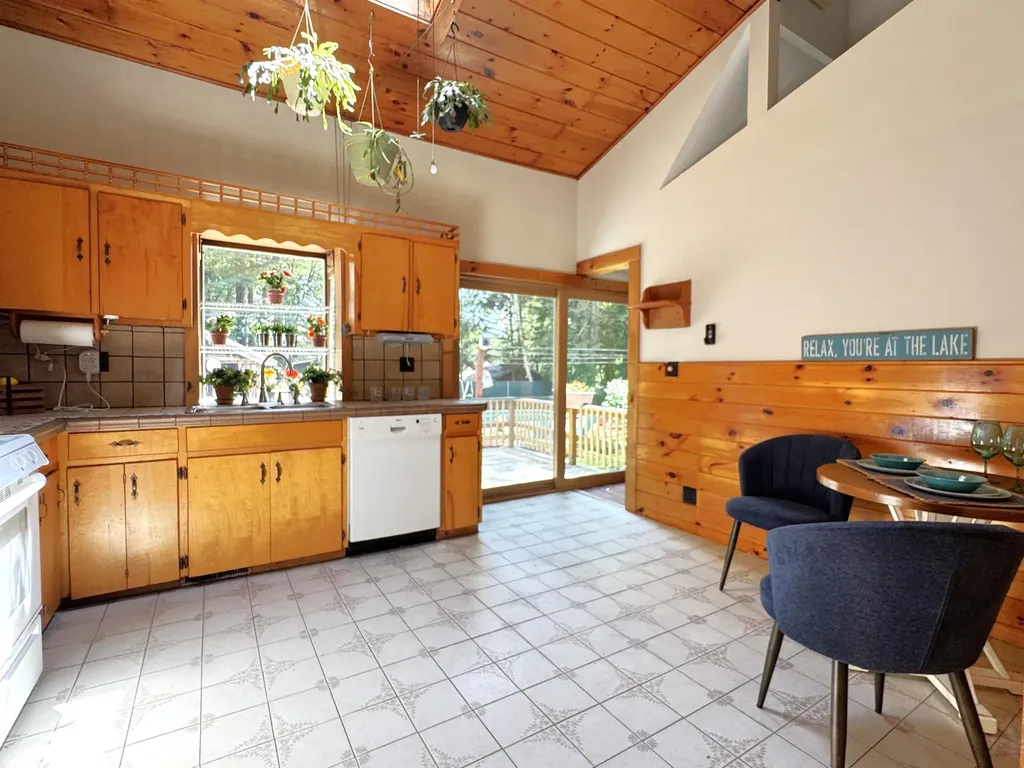 29 Coopers Grove Road Kingston NH 03848