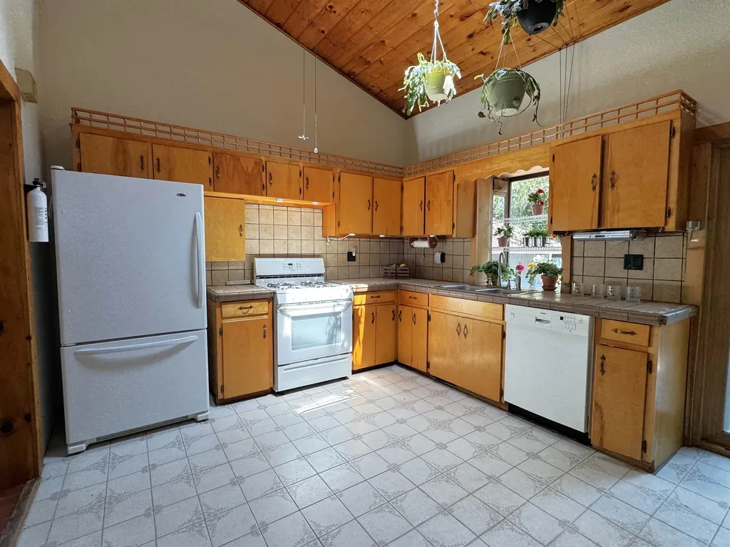29 Coopers Grove Road Kingston NH 03848