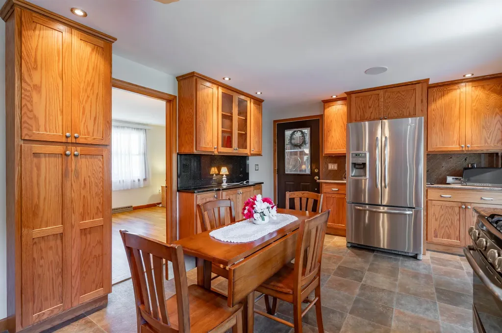 6 Aztec Road Nashua NH 03063