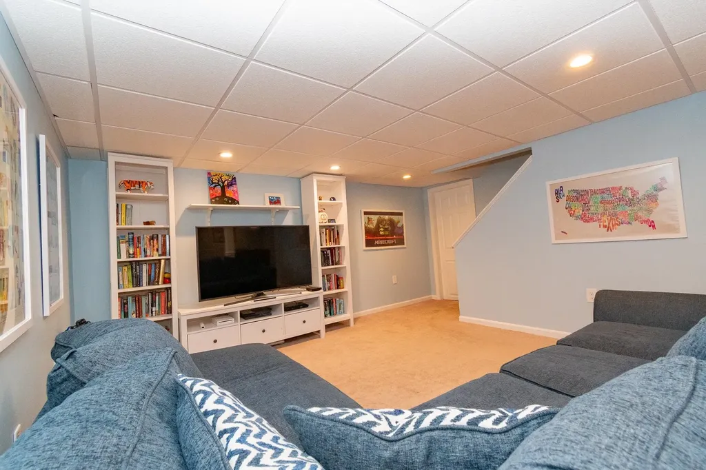376 N Bend Drive Manchester NH 03104