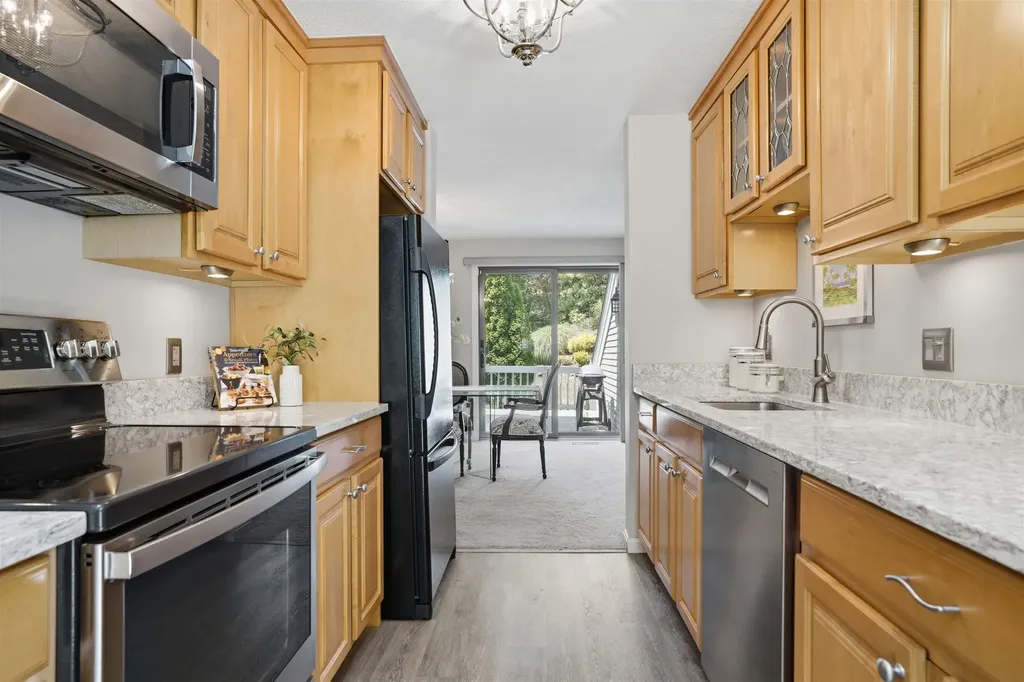 33 Larkspur Court Nashua NH 03062