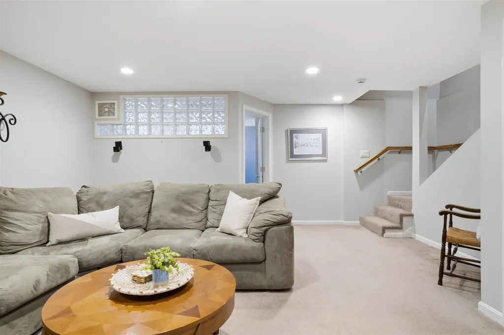 33 Larkspur Court Nashua NH 03062