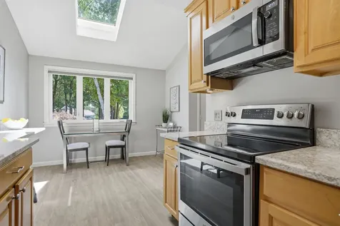 33 Larkspur Court Nashua NH 03062