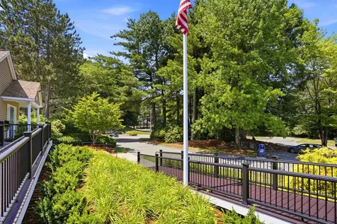 33 Larkspur Court Nashua NH 03062