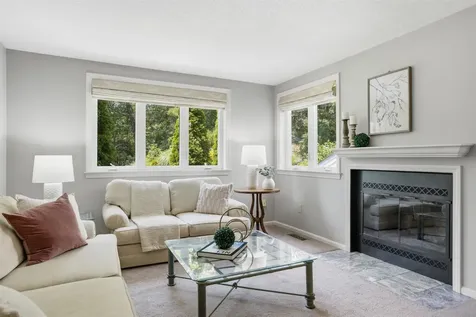 33 Larkspur Court Nashua NH 03062
