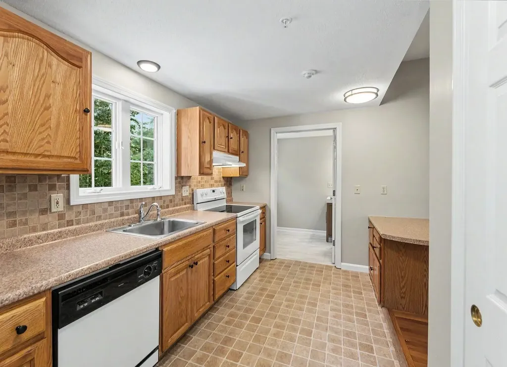 30 Rainbow Drive Londonderry NH 03053