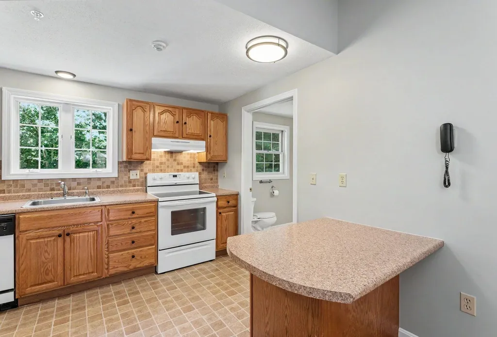 30 Rainbow Drive Londonderry NH 03053