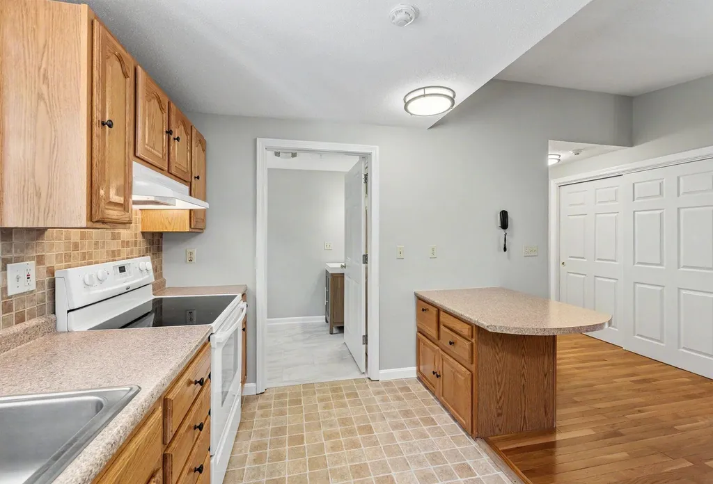 30 Rainbow Drive Londonderry NH 03053