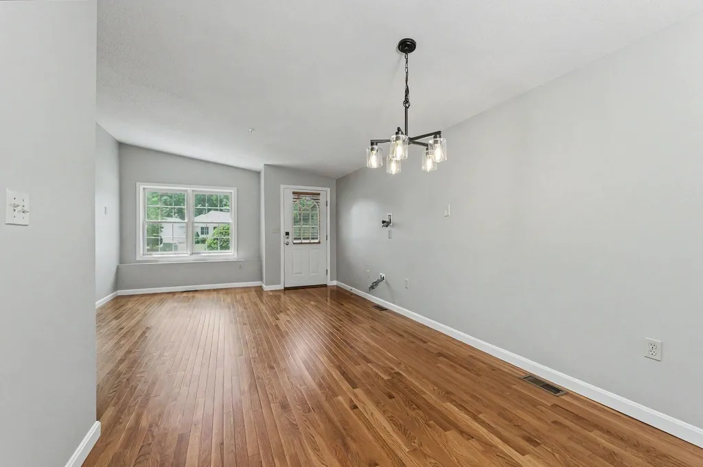 30 Rainbow Drive Londonderry NH 03053