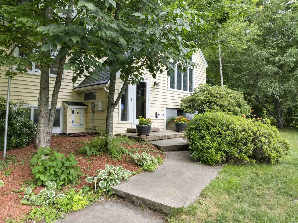 28 Mccoy Court Campton NH 03223