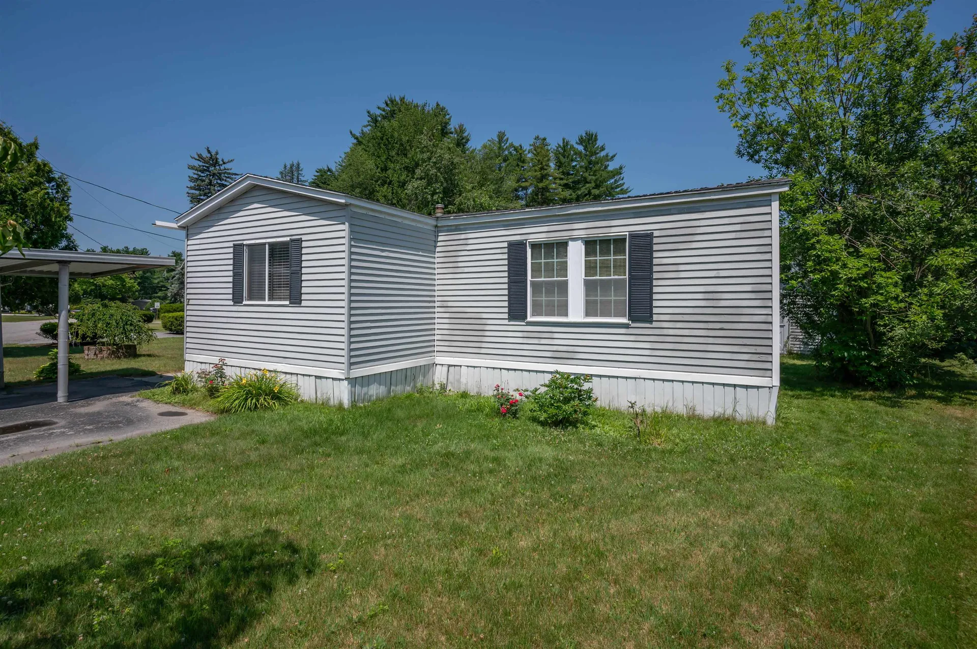 6 Embassy Avenue Hooksett NH 03106