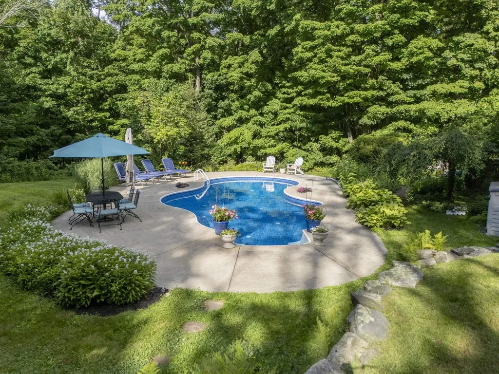 27 Haverhill Road Chester NH 03036