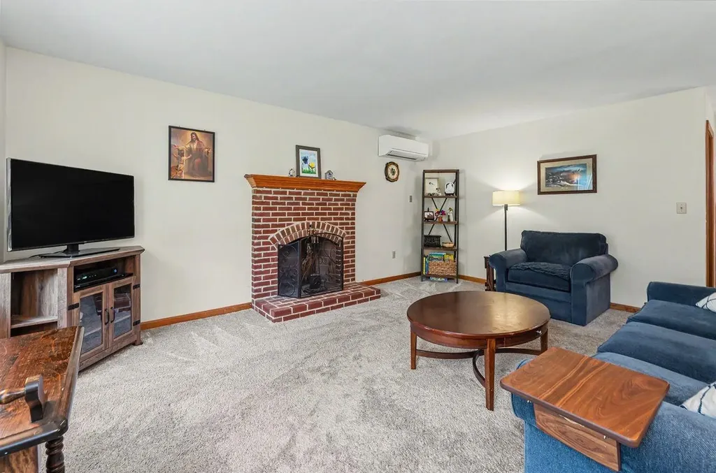 33 Colleen Drive Salem NH 03079
