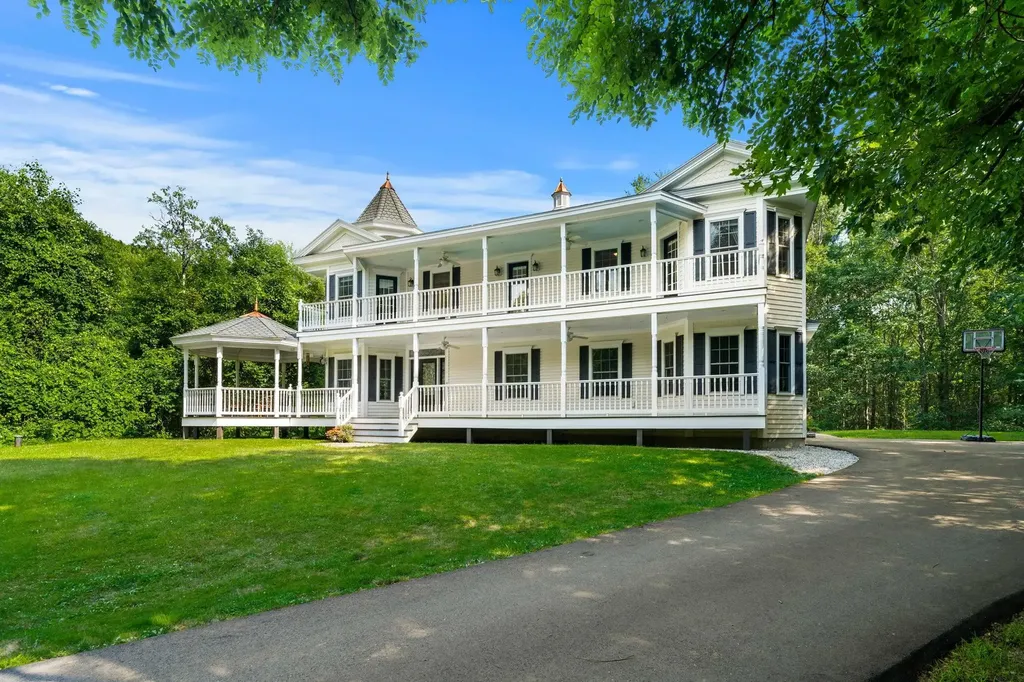 38 Rowell E Road Brentwood NH 03833