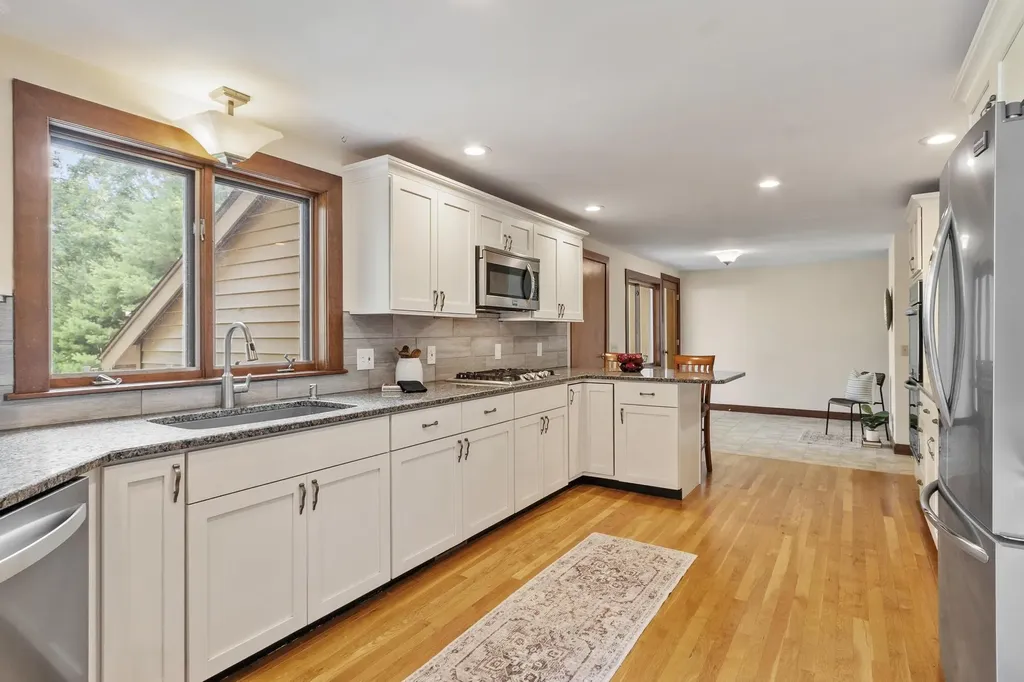 18 Windsor Boulevard Londonderry NH 03053