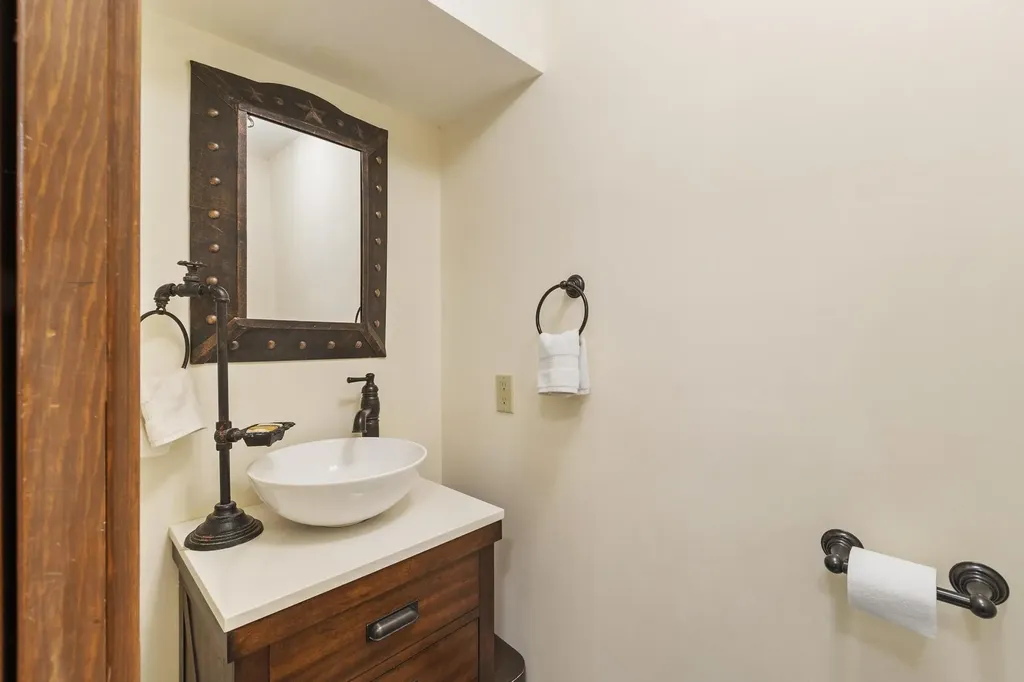 18 Windsor Boulevard Londonderry NH 03053