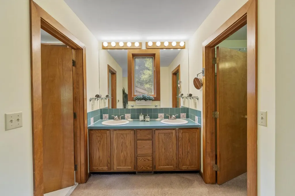 18 Windsor Boulevard Londonderry NH 03053