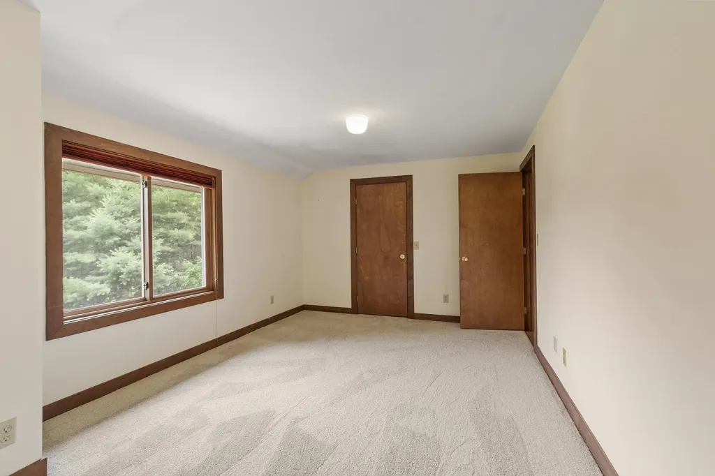 18 Windsor Boulevard Londonderry NH 03053