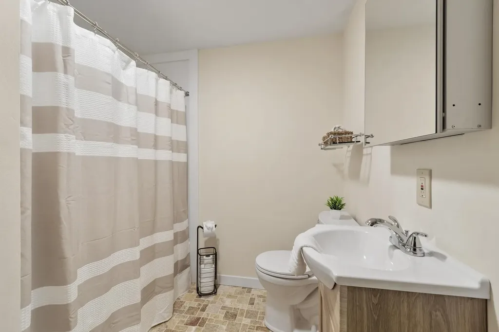 18 Windsor Boulevard Londonderry NH 03053