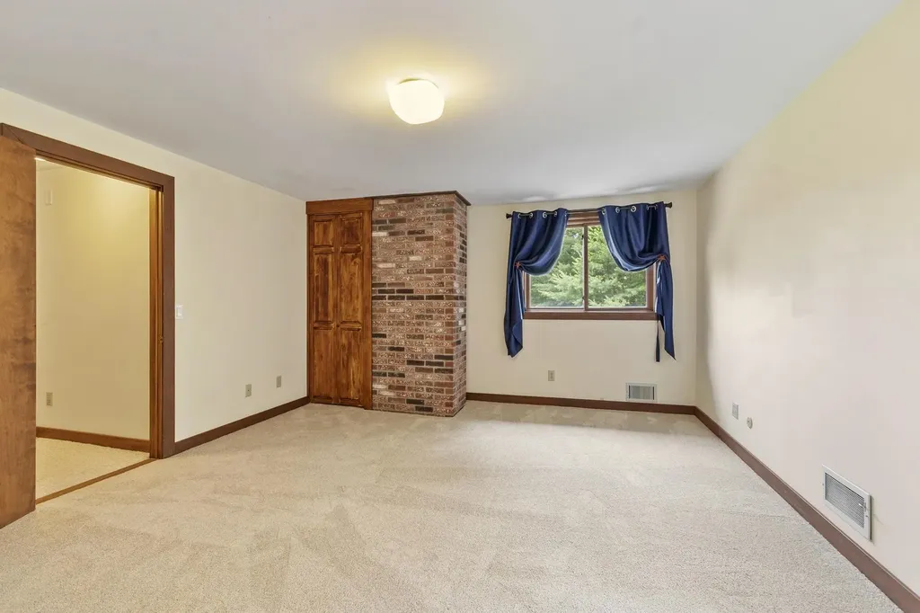 18 Windsor Boulevard Londonderry NH 03053
