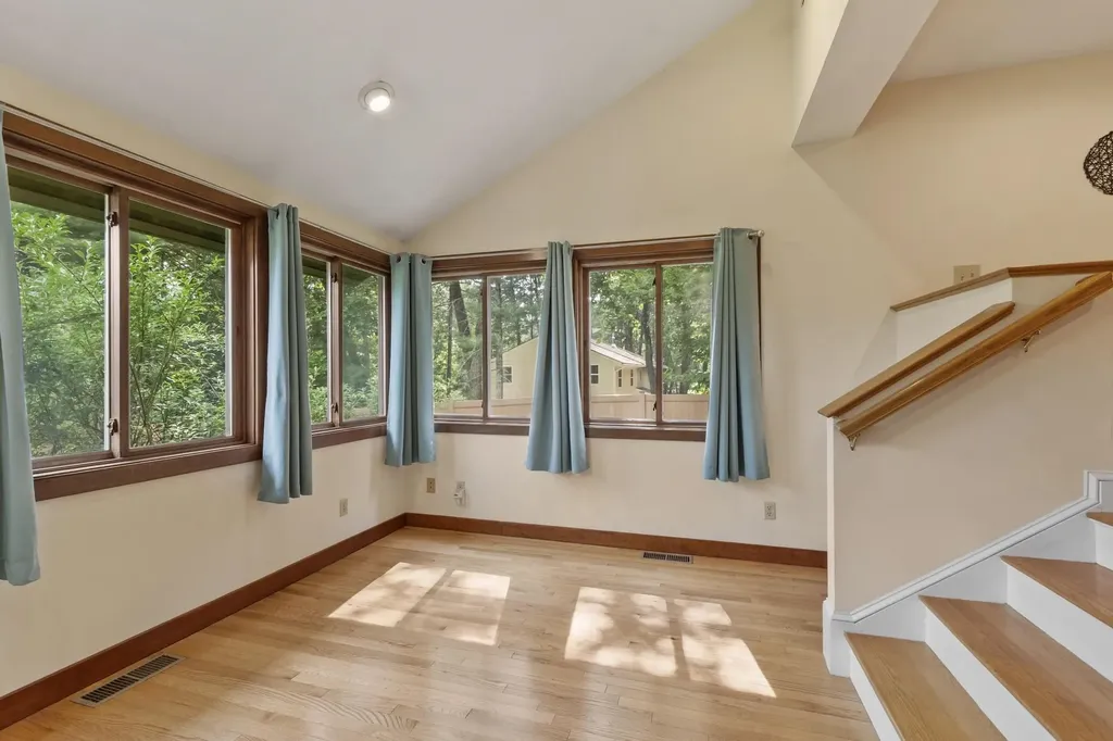 18 Windsor Boulevard Londonderry NH 03053