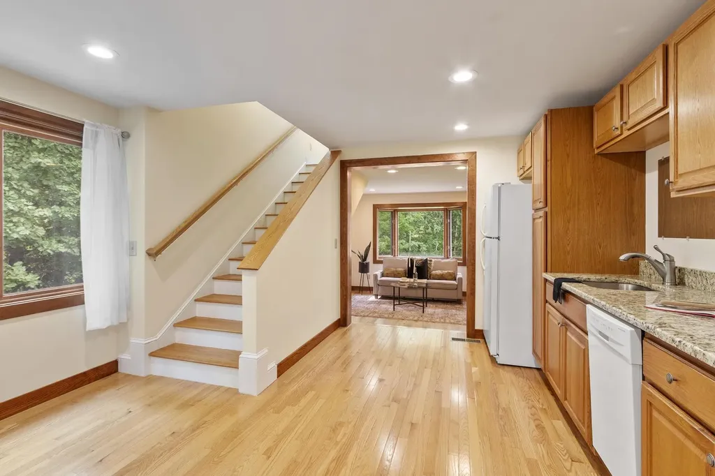 18 Windsor Boulevard Londonderry NH 03053