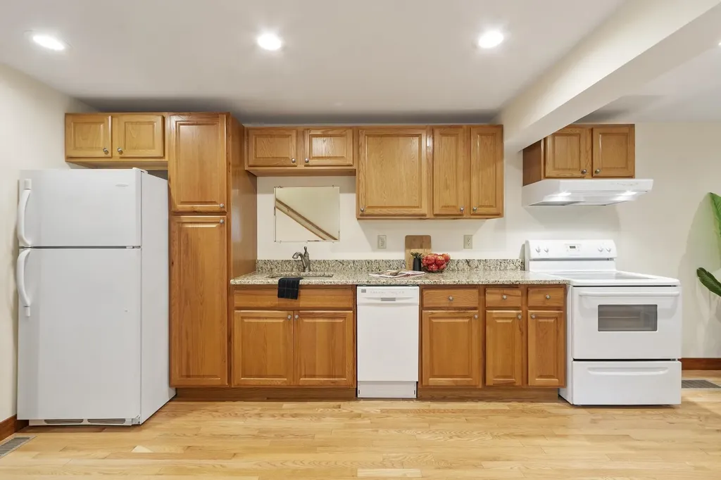 18 Windsor Boulevard Londonderry NH 03053