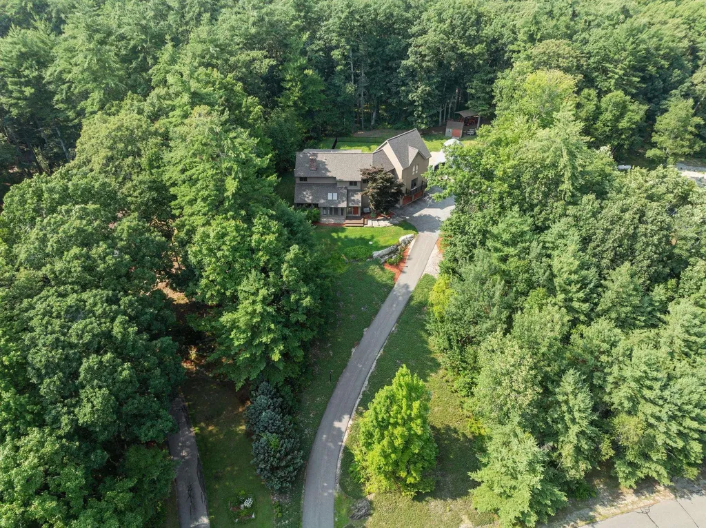 18 Windsor Boulevard Londonderry NH 03053