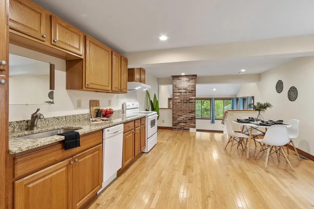 18 Windsor Boulevard Londonderry NH 03053