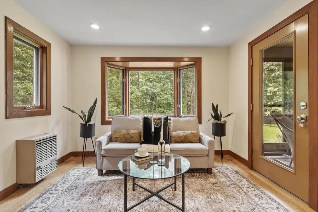 18 Windsor Boulevard Londonderry NH 03053